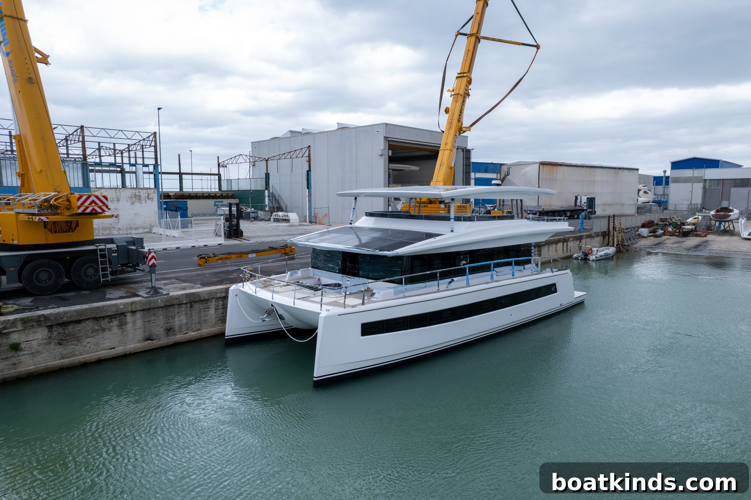 Profile of the Silent 62 3-Deck catamaran