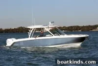 Boston Whaler 320 Vantage: Specs, Features and Performance