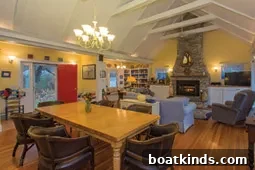 Charming Narragansett Bay Cottage with Waterfront Views 3 img 17145 2