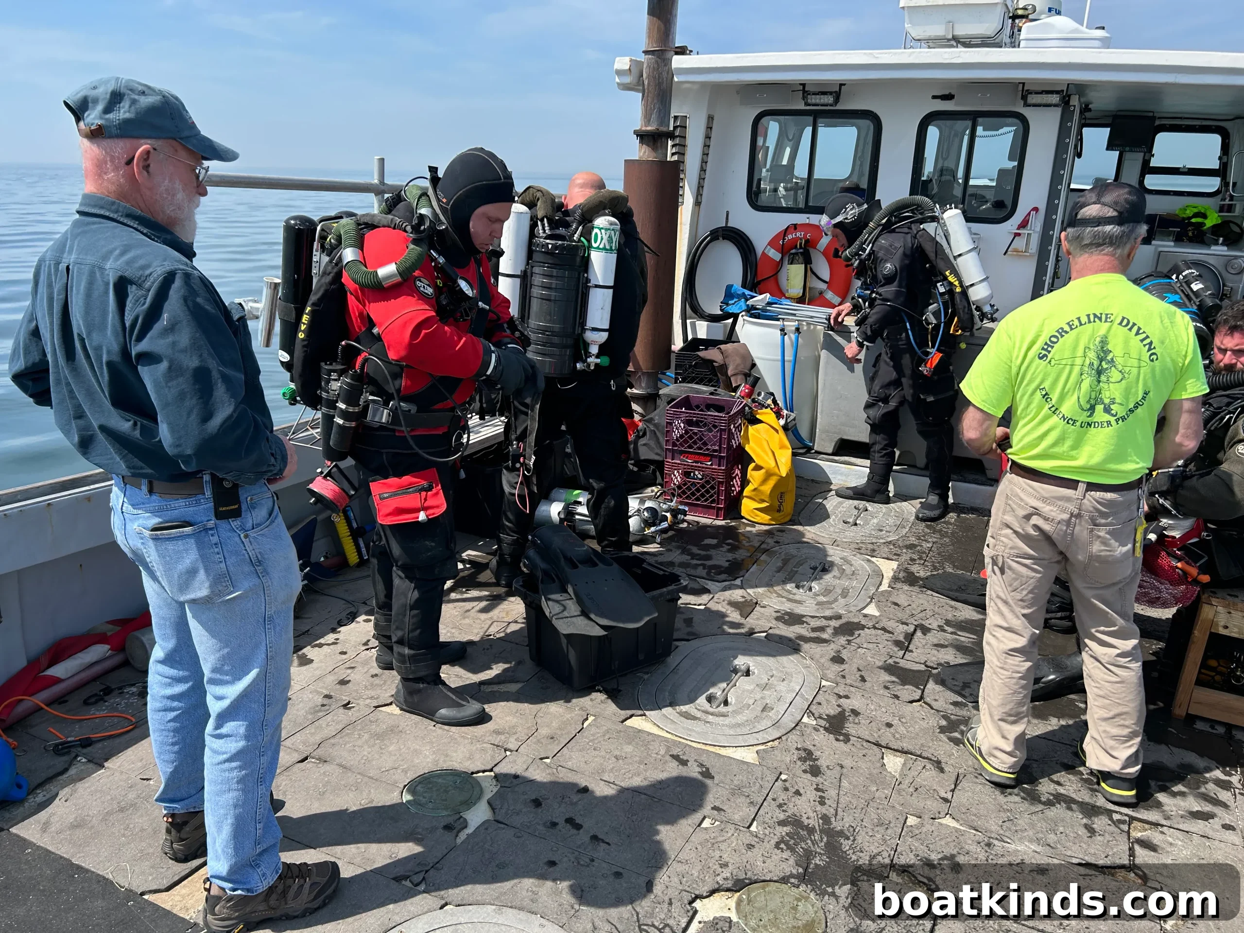 Divers at the Defender wreck site
