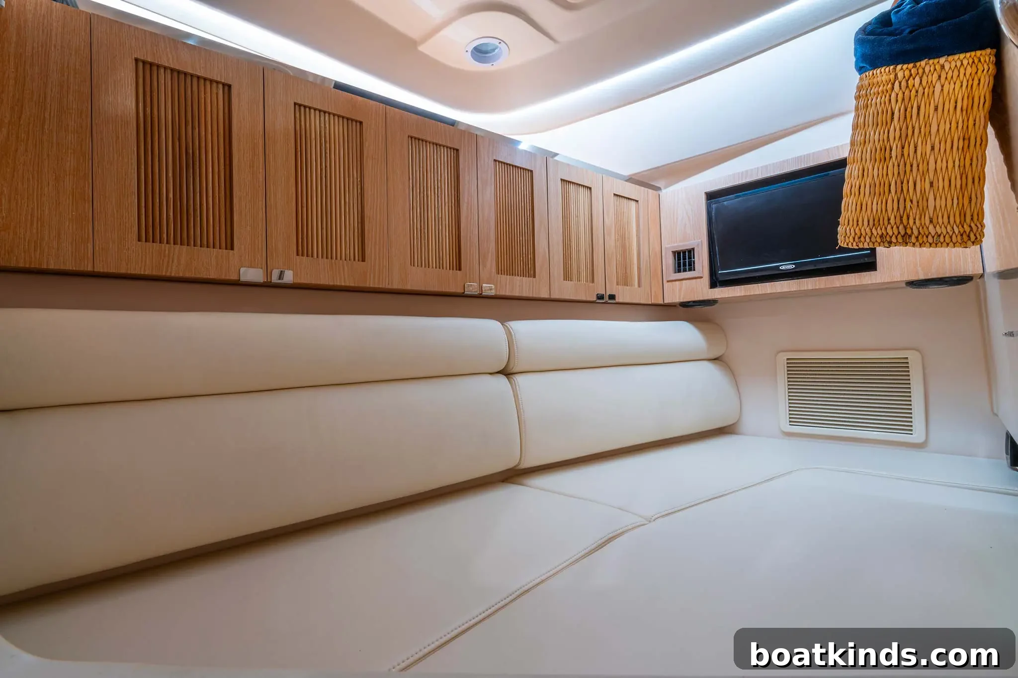 Cockpit and transom features of the Freedom 345