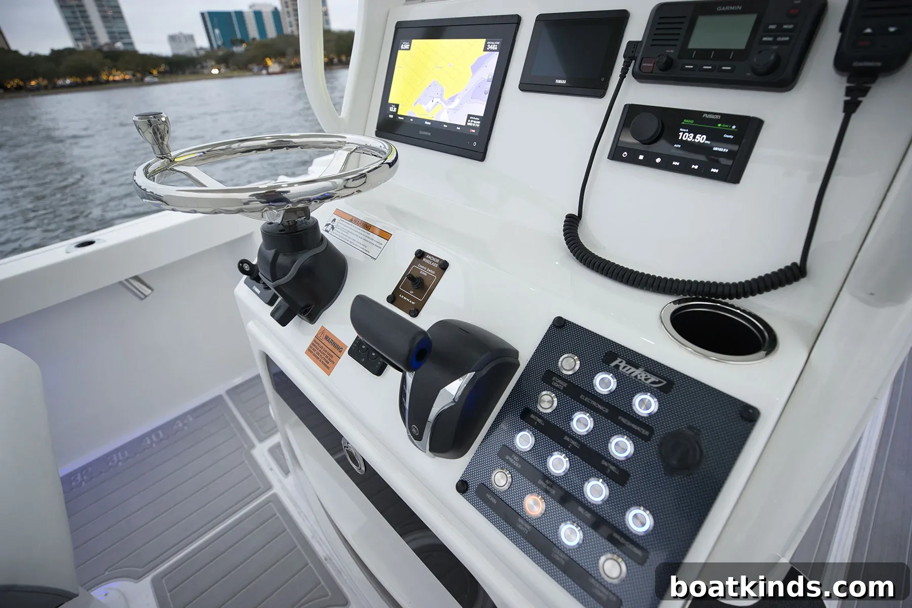 Parker 2400CC cockpit and helm