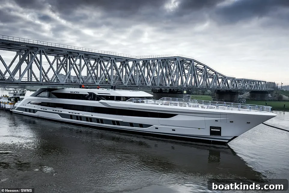 Superyacht Threads Bridge with Inches to Spare 2 img 5246 1