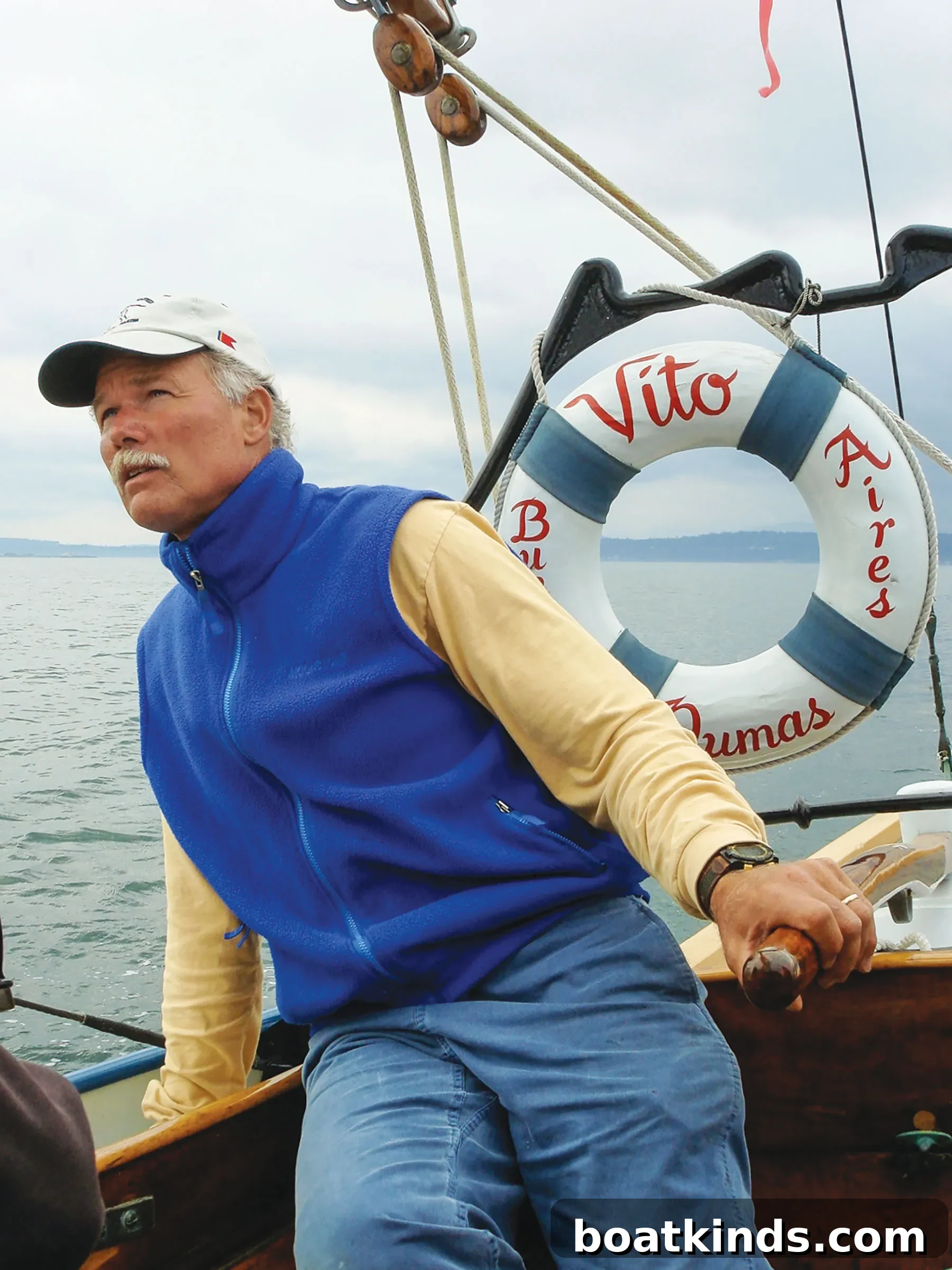 Close-up of Vito Dumas cutter hull and deckhouse