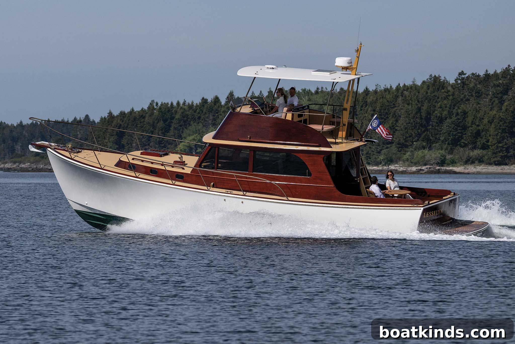 New Hood 42 LM: Specs, Features & First Look 1 New Hood 42 LM: Specs, Features & First Look